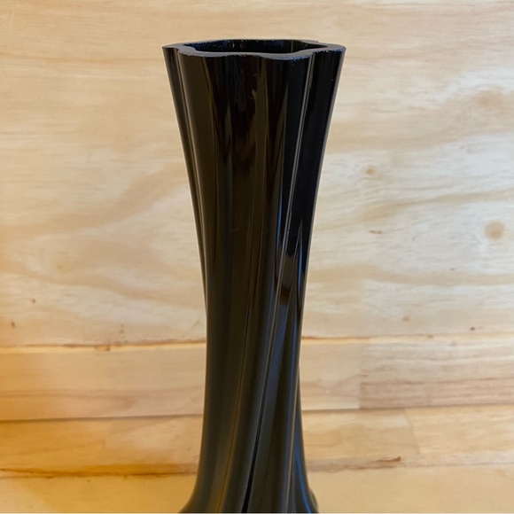 Solid Ebony Black Art Glass Lobed Twist Bud Vase - Picture 4 of 7